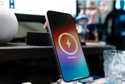 美溪苹果15换屏服务分享用什么充电器给iPhone15充电更好 